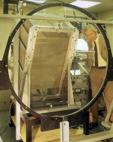 Georges Charpak poses with a wire chamber detector. (Image: CERN)